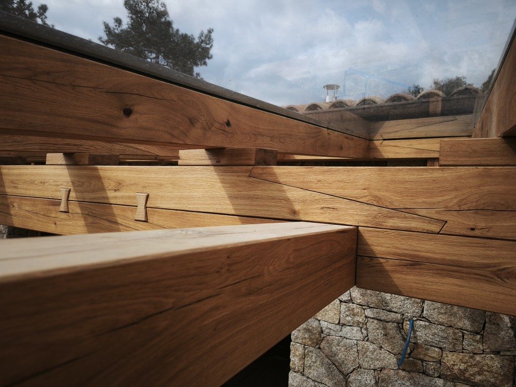 Holzverbindung der Pergola unter dem Glasdach