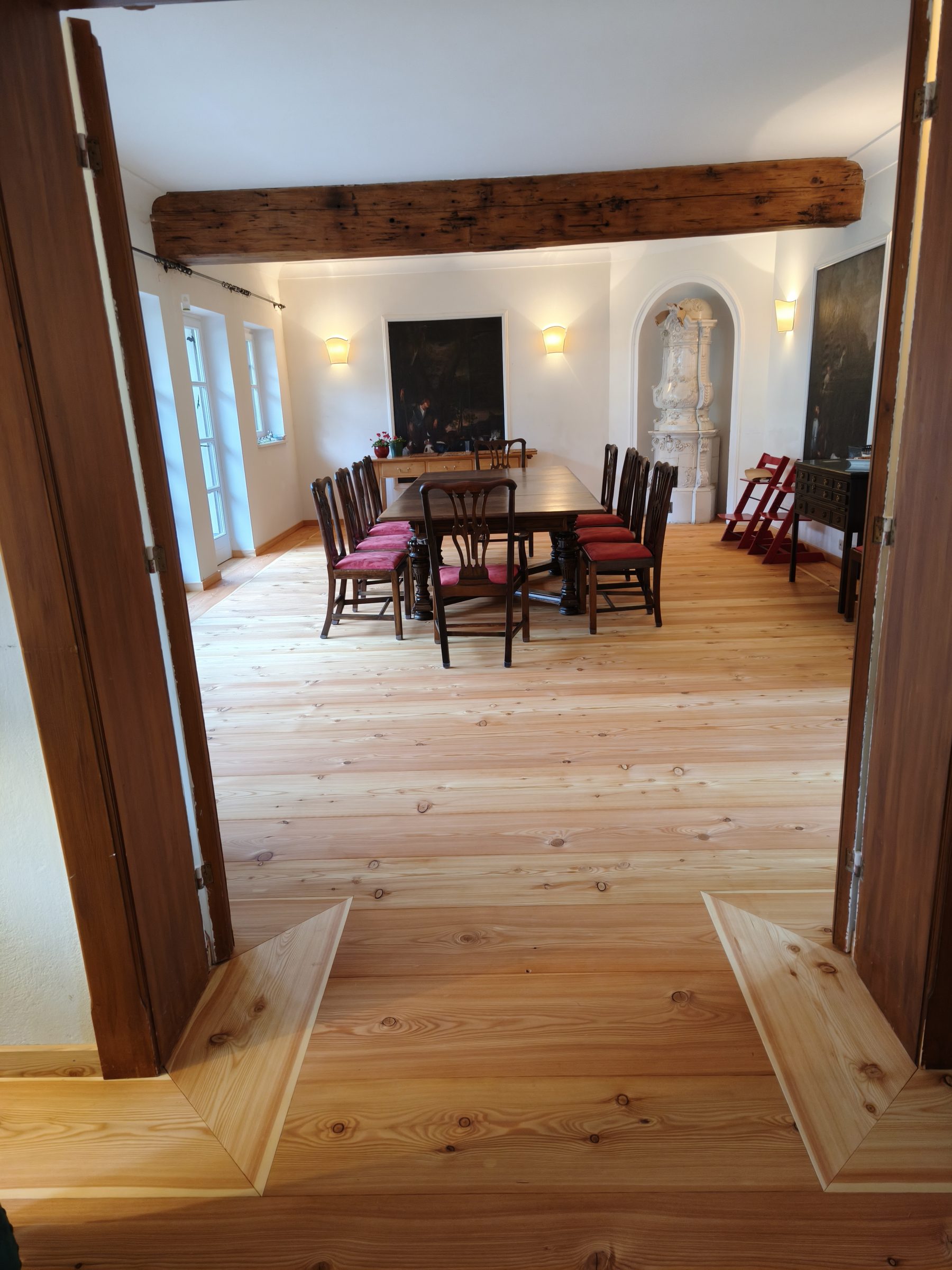 Lärchenboden in einem Speisezimmer mit Holzbalken