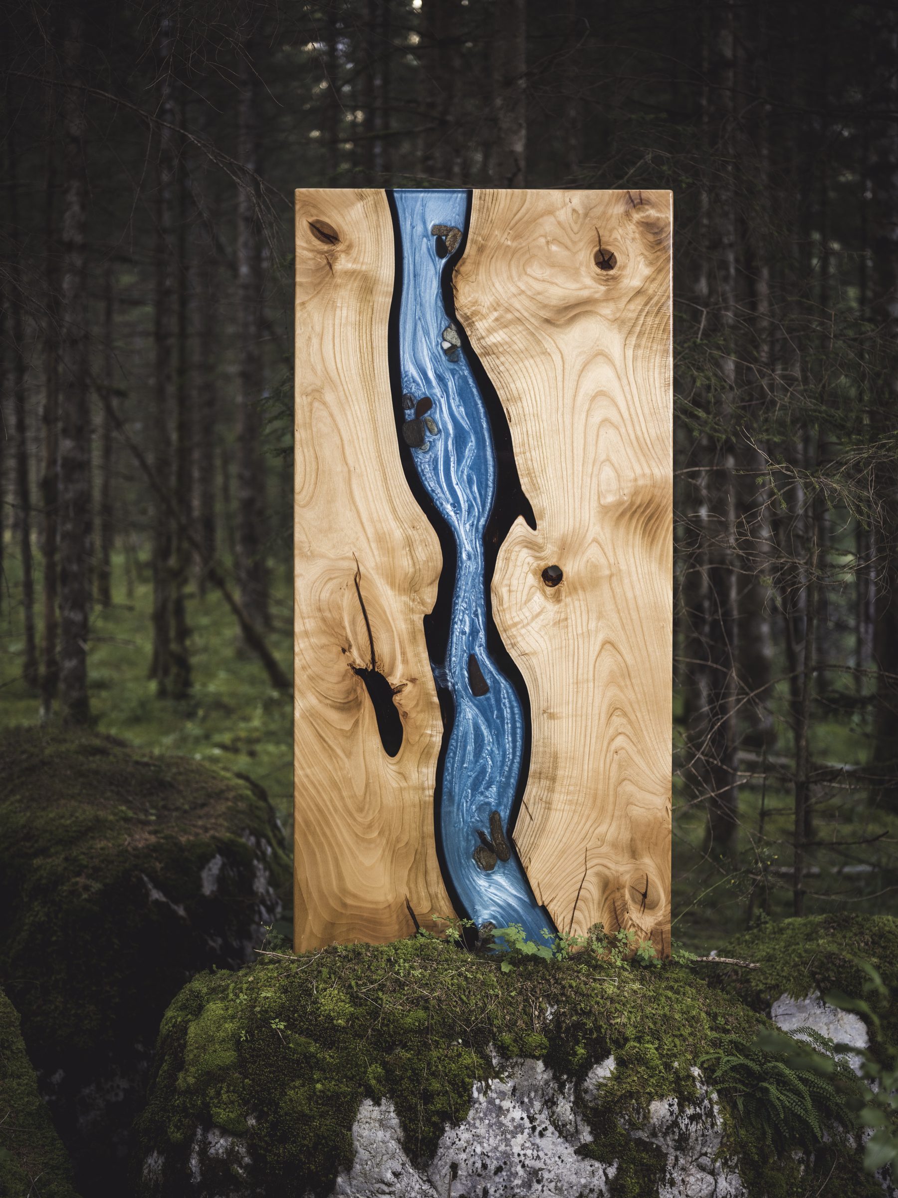 Tischplatte mit blauem Harzfluss aufrecht im Wald