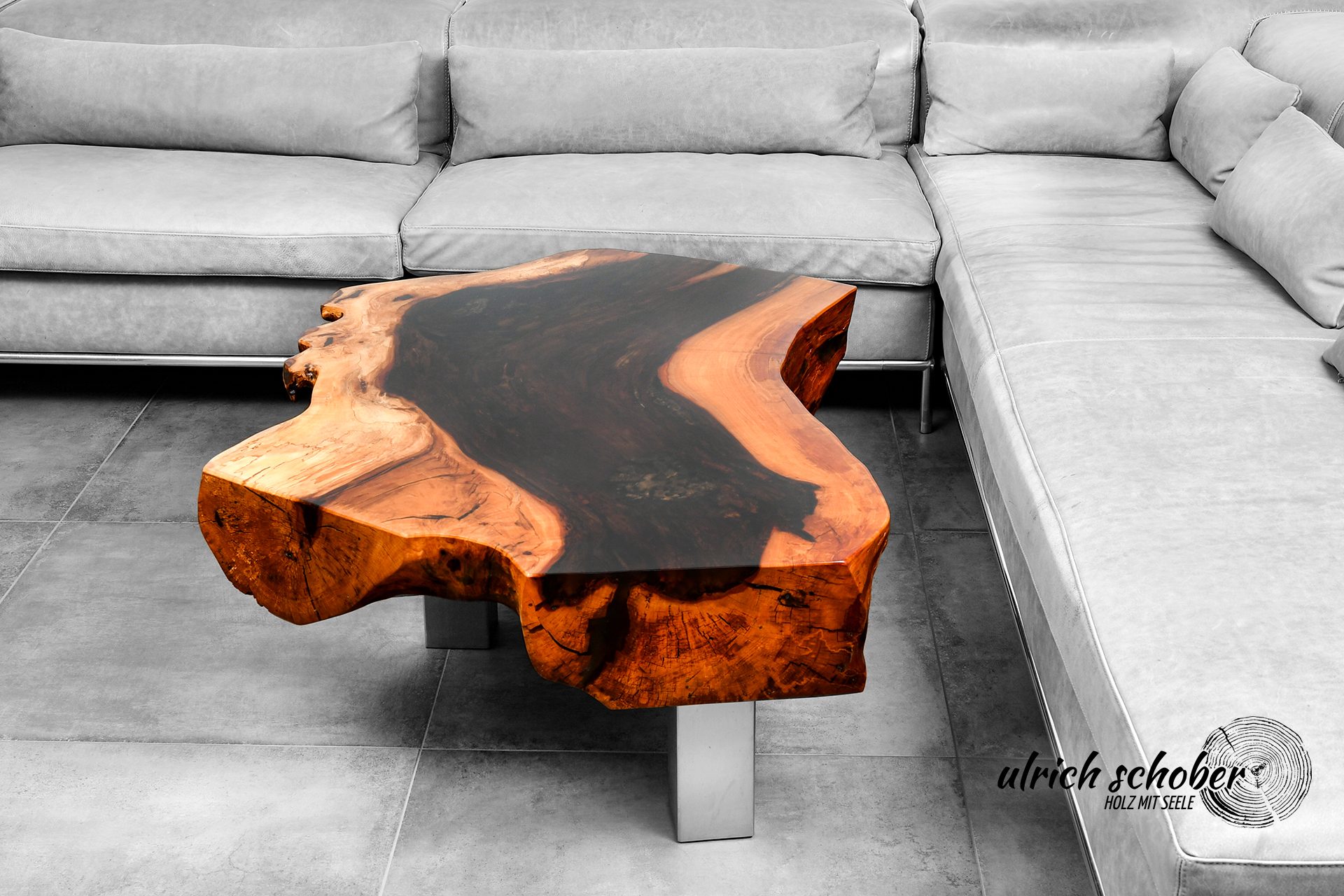 Couchtisch aus Birnbaum mit dunklem Harz vor einer Couch