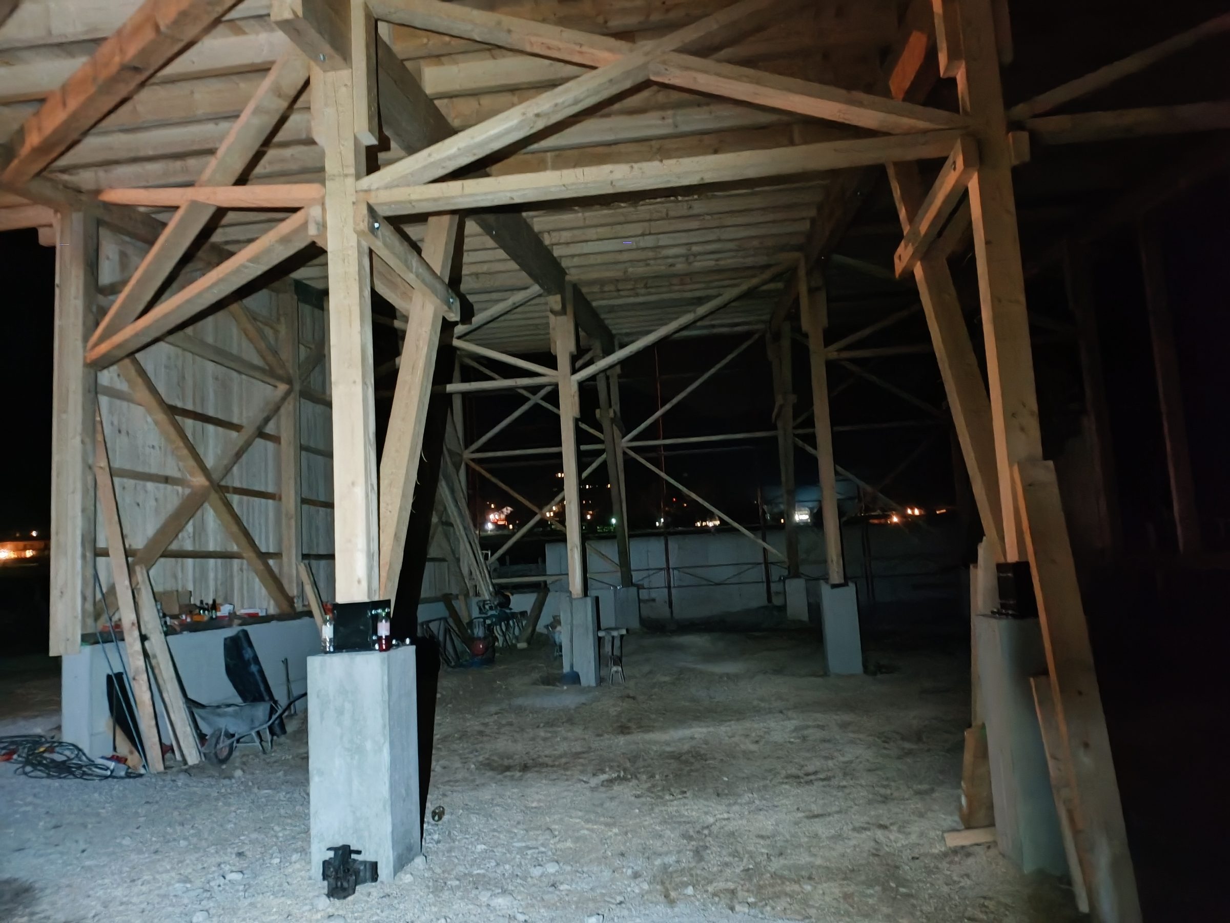 Innenansicht der Halle mit Stützen und Kopfbändern bei Nacht