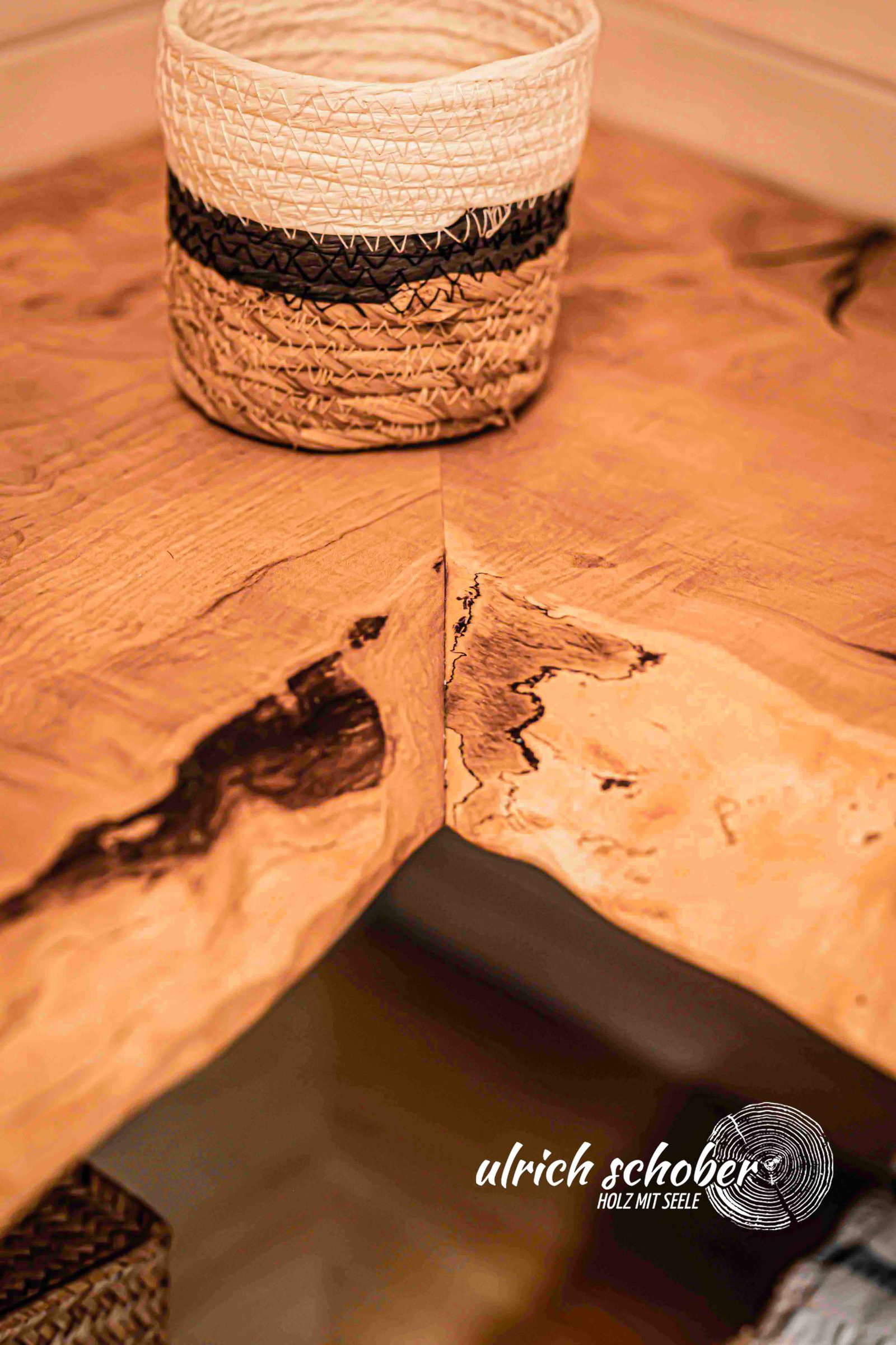Detail der Ecke des Waschtischs mit Rissen im Holz