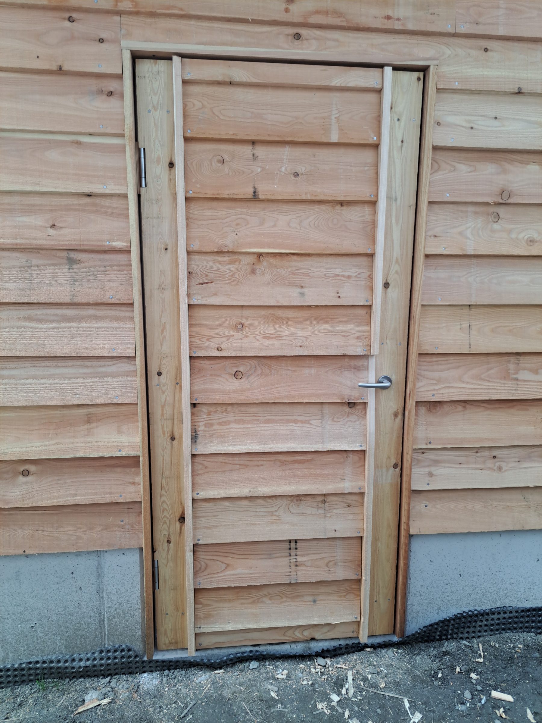 Brettertür in der Holzschalung