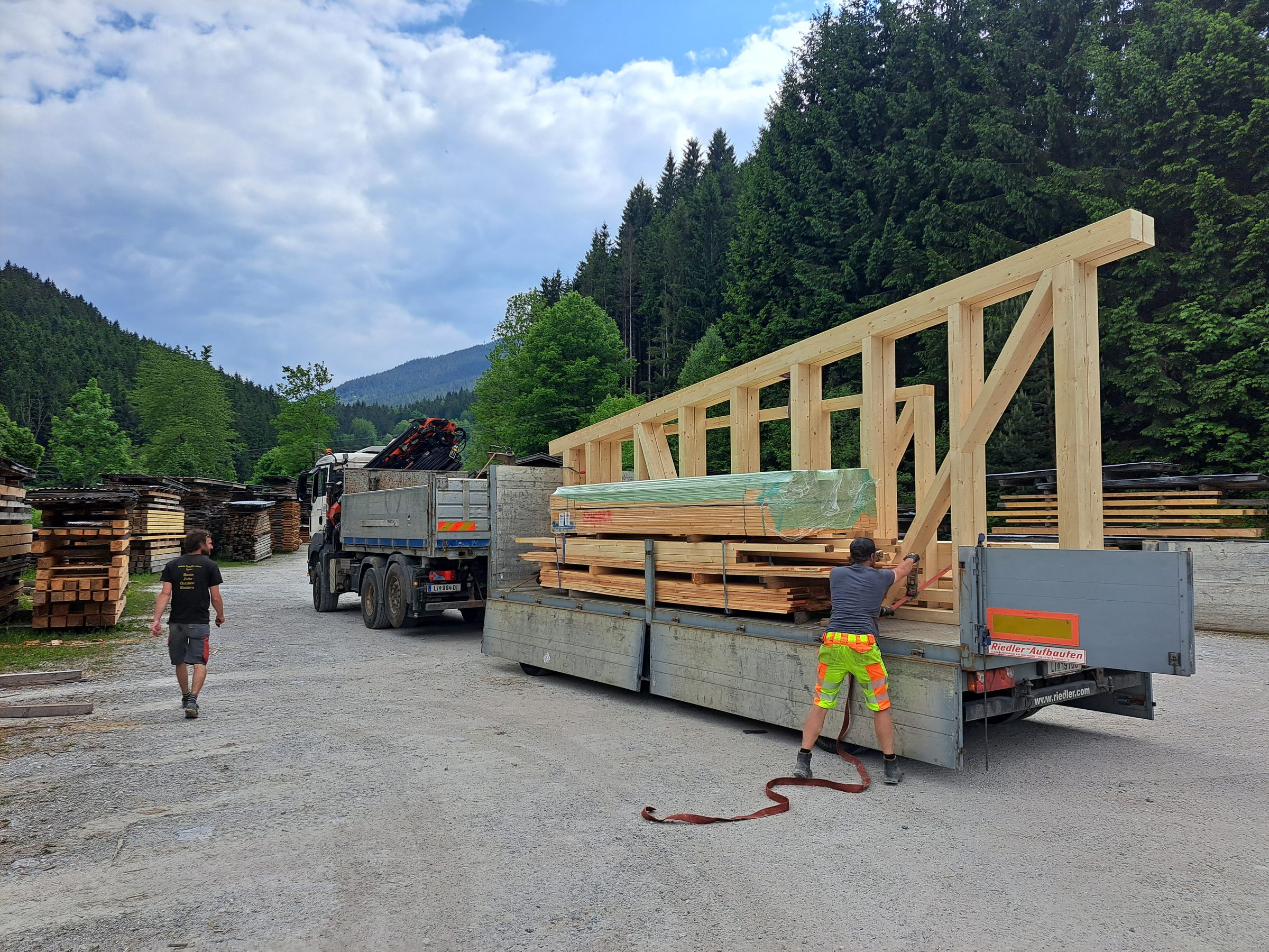 Vorgefertigtes Wandelement auf dem Lastwagen