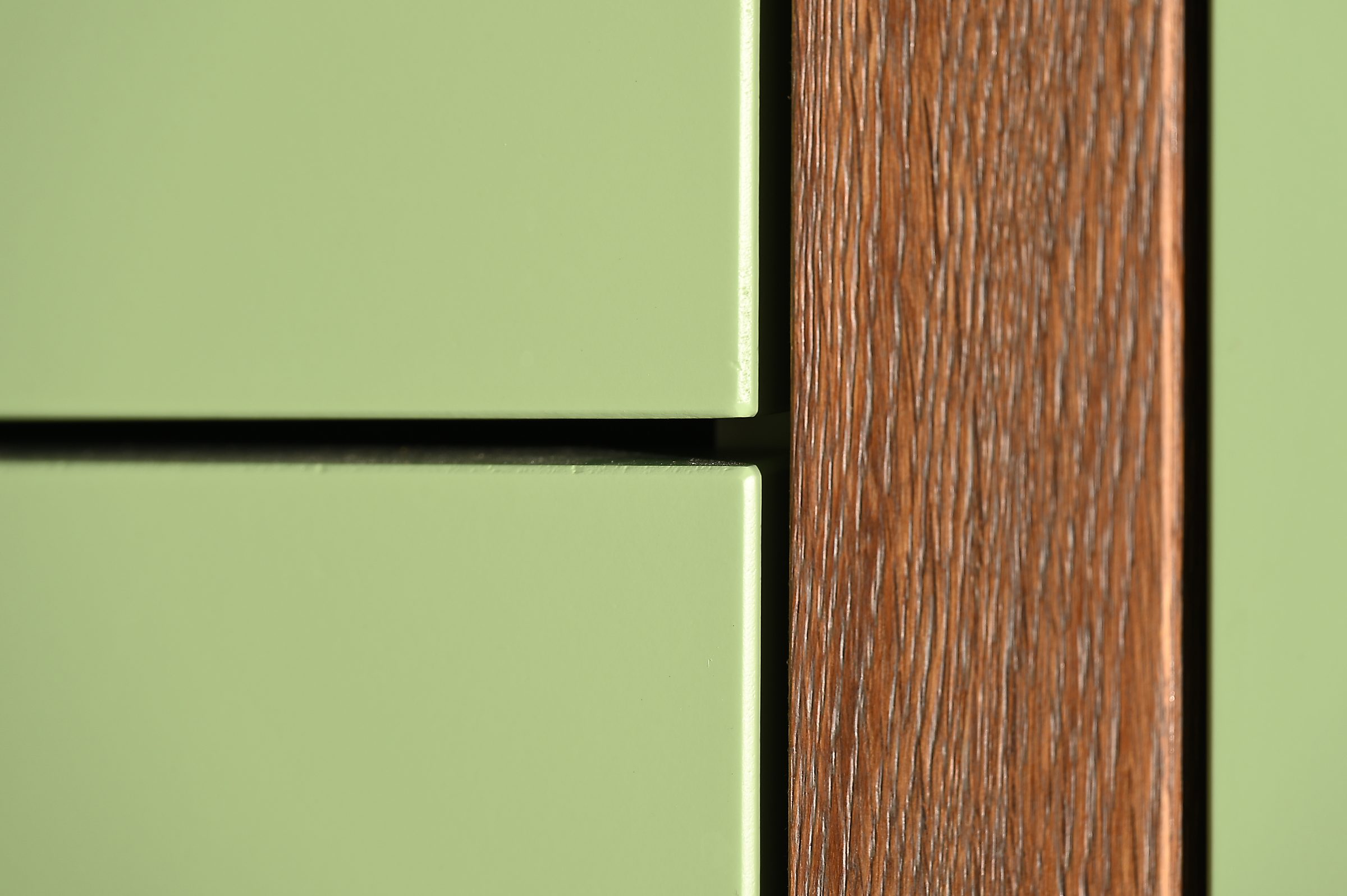 Detail der grünen Fronten und der Eichenlisene