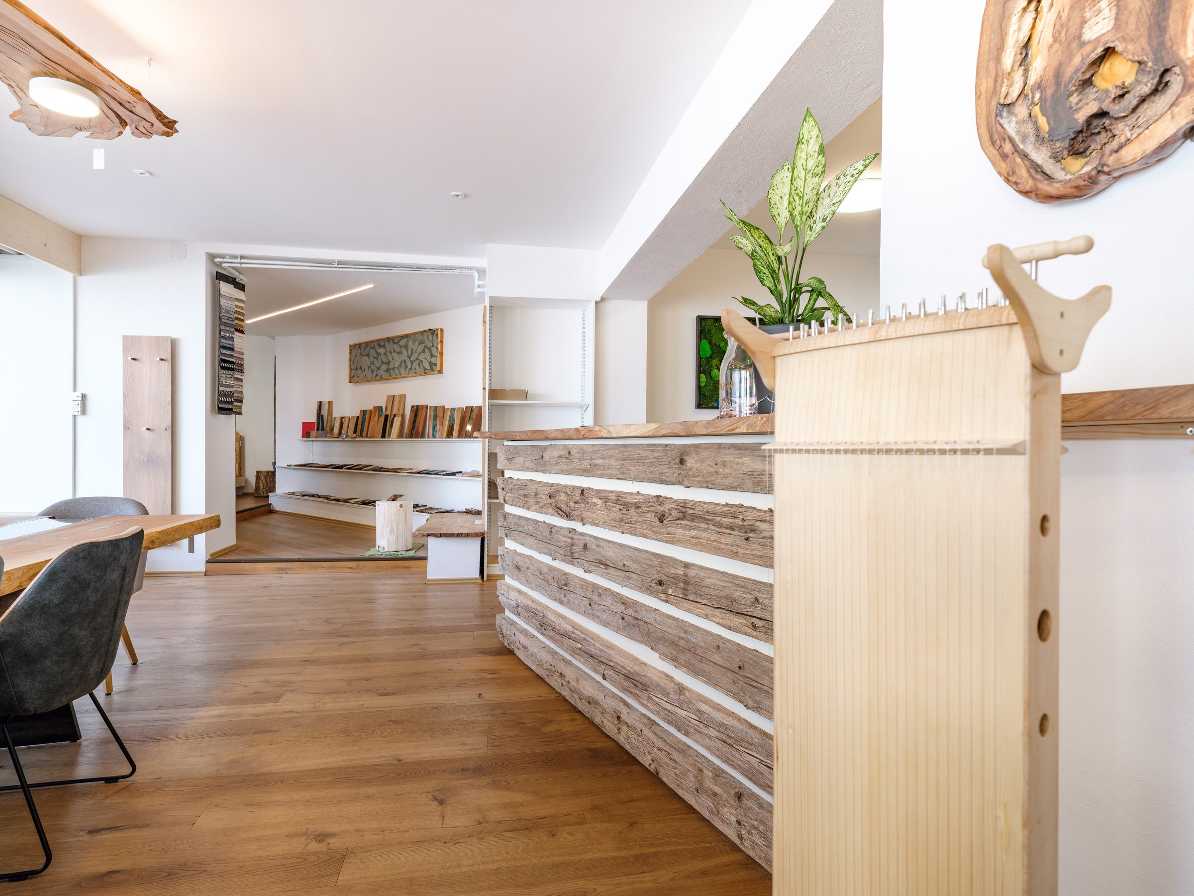 Theke aus Altholz im Showroom