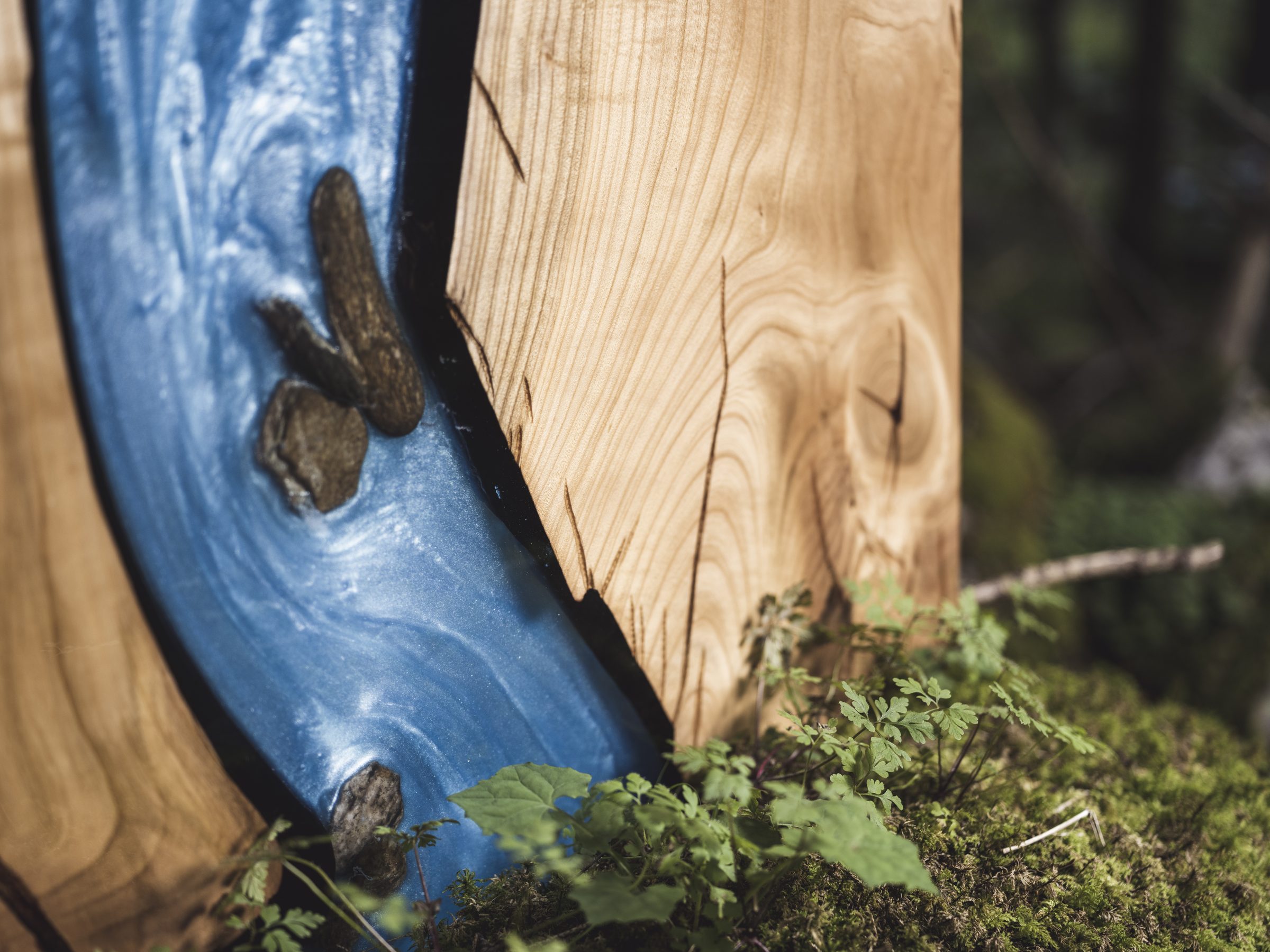 Nahaufnahme des blauen Harzflusses mit Einschlüssen