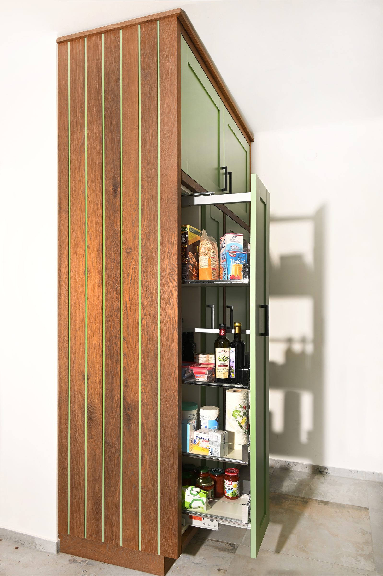 Hochschrank mit Auszug neben Eichen-Lisenen