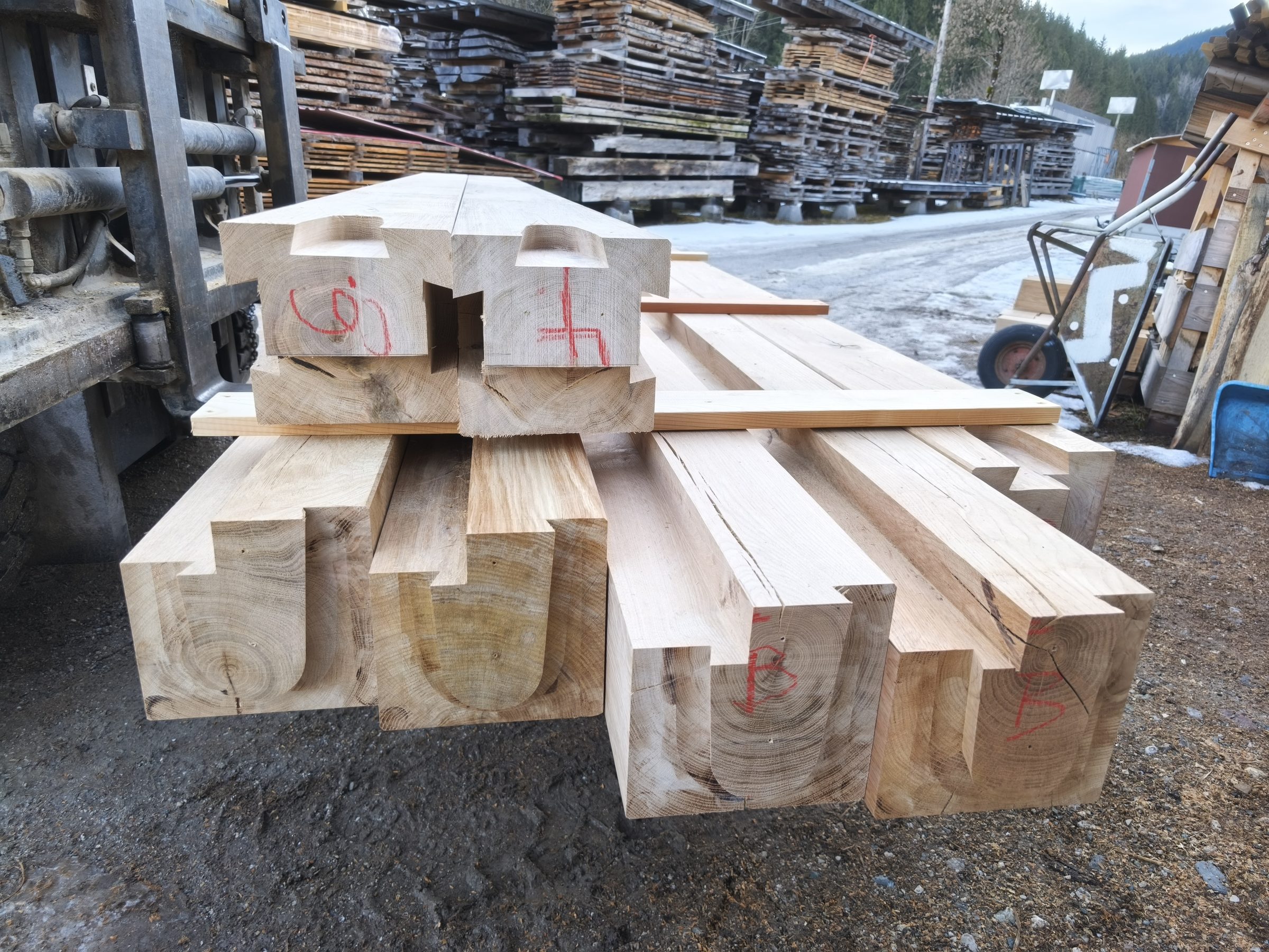 Nahaufnahme abgebundener Balken mit Holzverbindungen