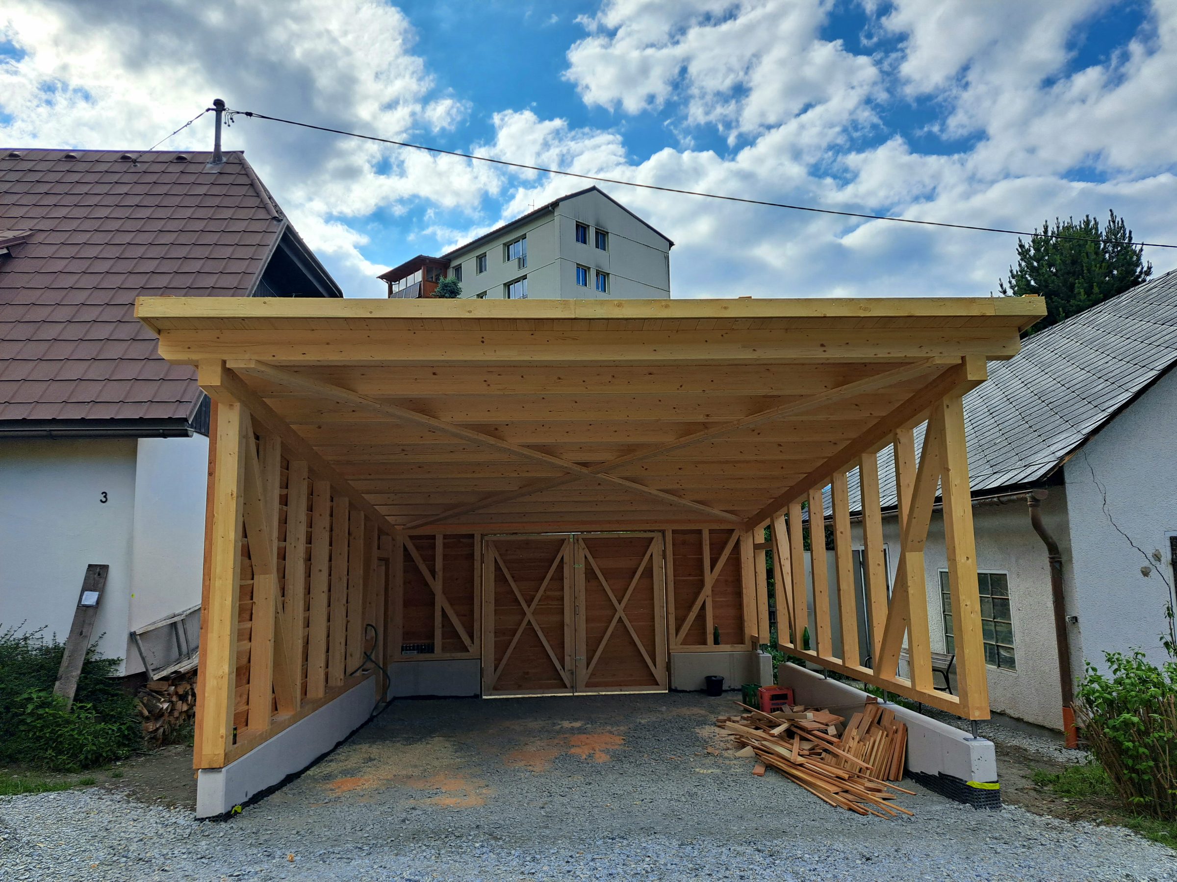Frontansicht des offenen Carports mit Kopfbändern