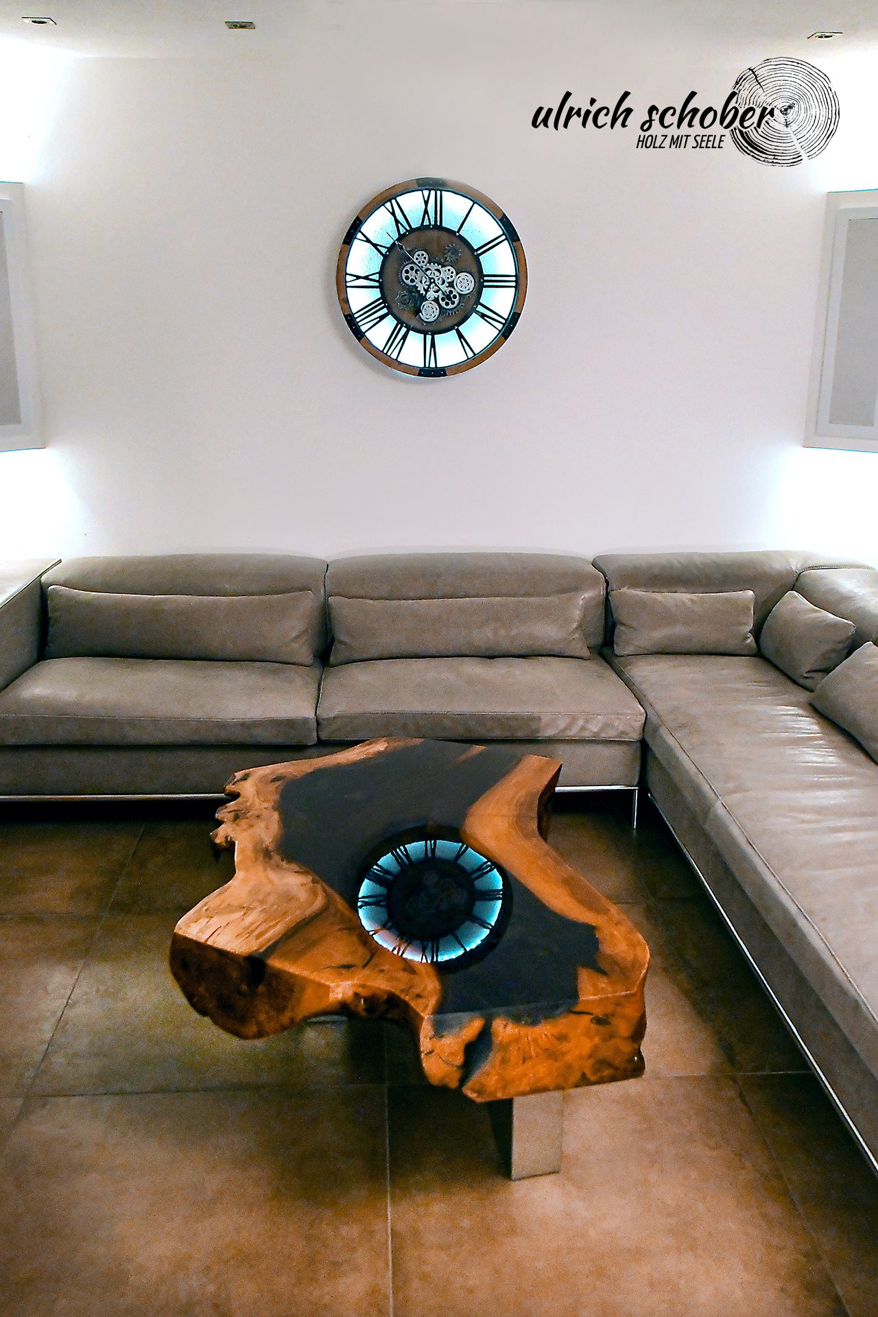 Couchtisch mit leuchtender Uhr im Harz vor der Couch