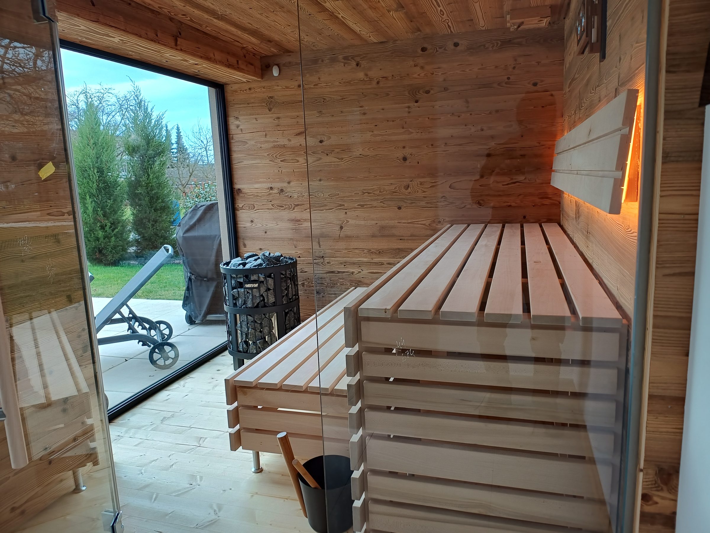 Sauna mit Glasfront und Blick in den Garten