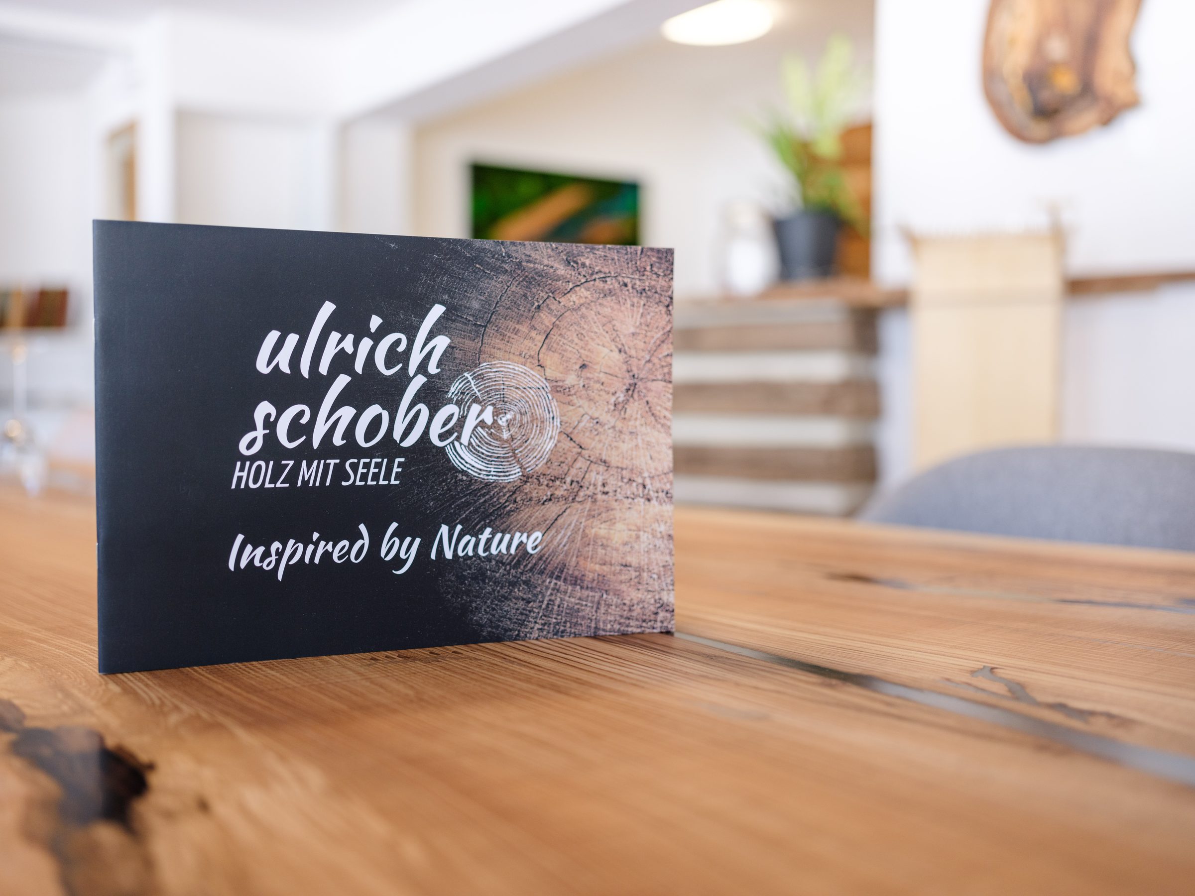 Karte mit Logo auf einer Tischplatte