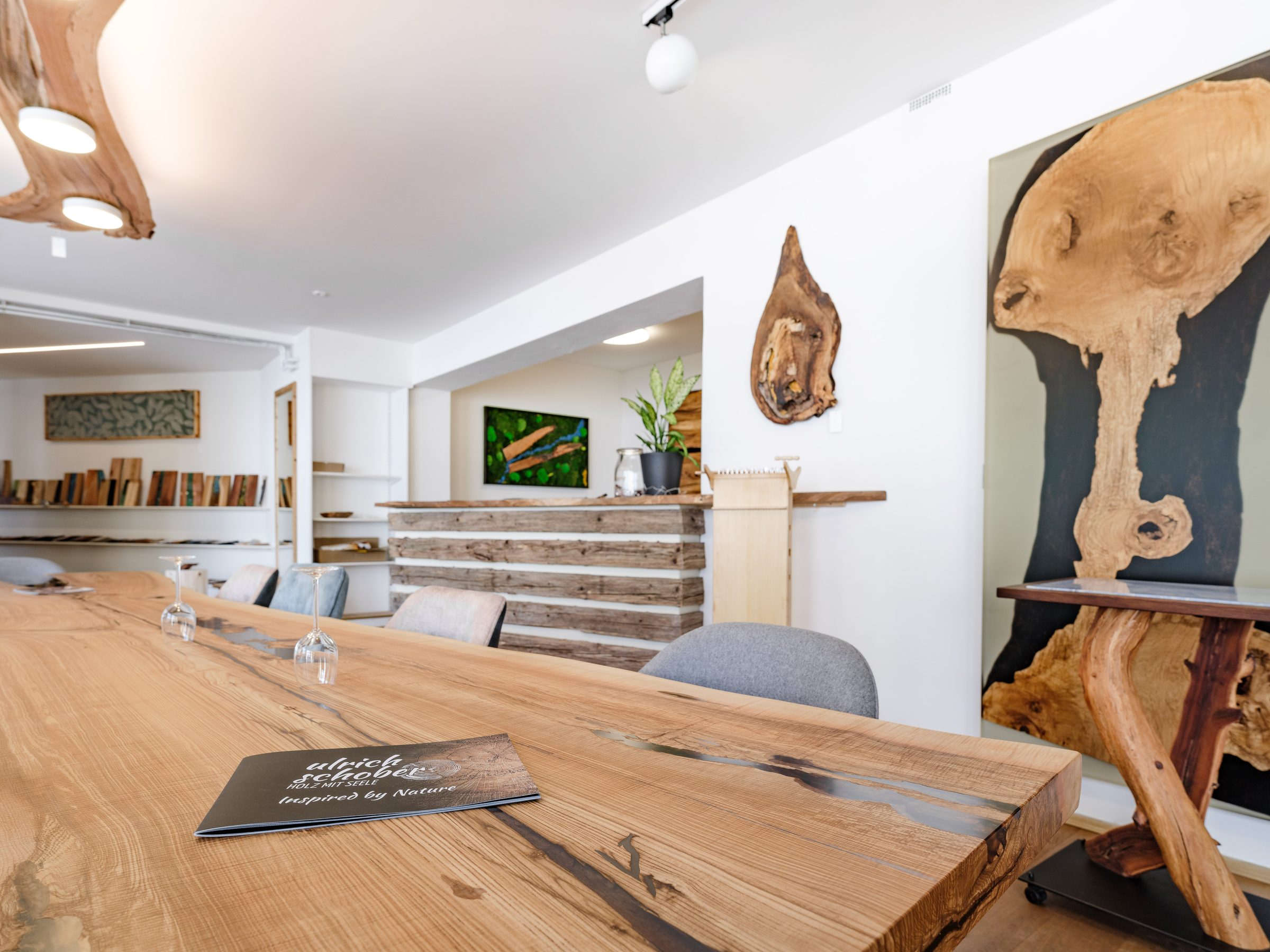 Lange Baumkantentafel im Showroom