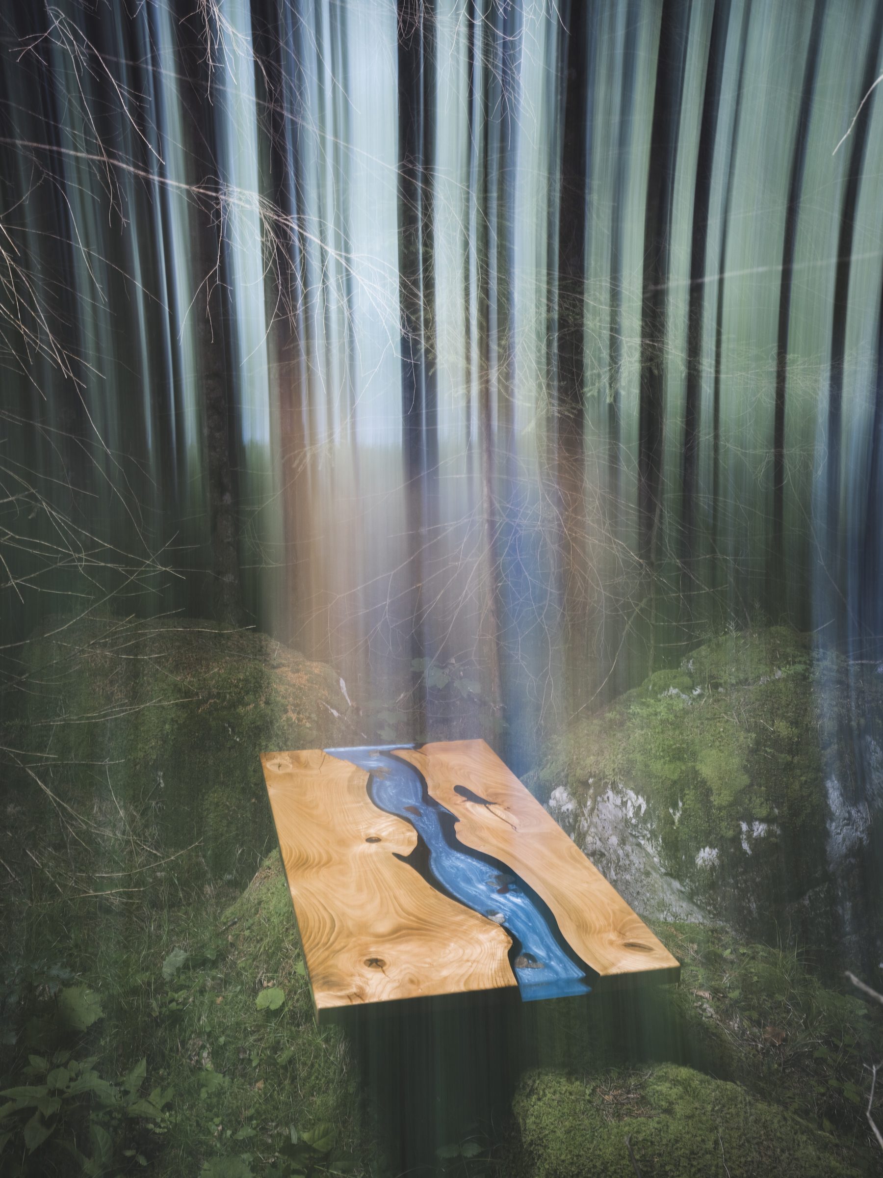 Tischplatte mit blauem Harzfluss auf moosigem Waldboden