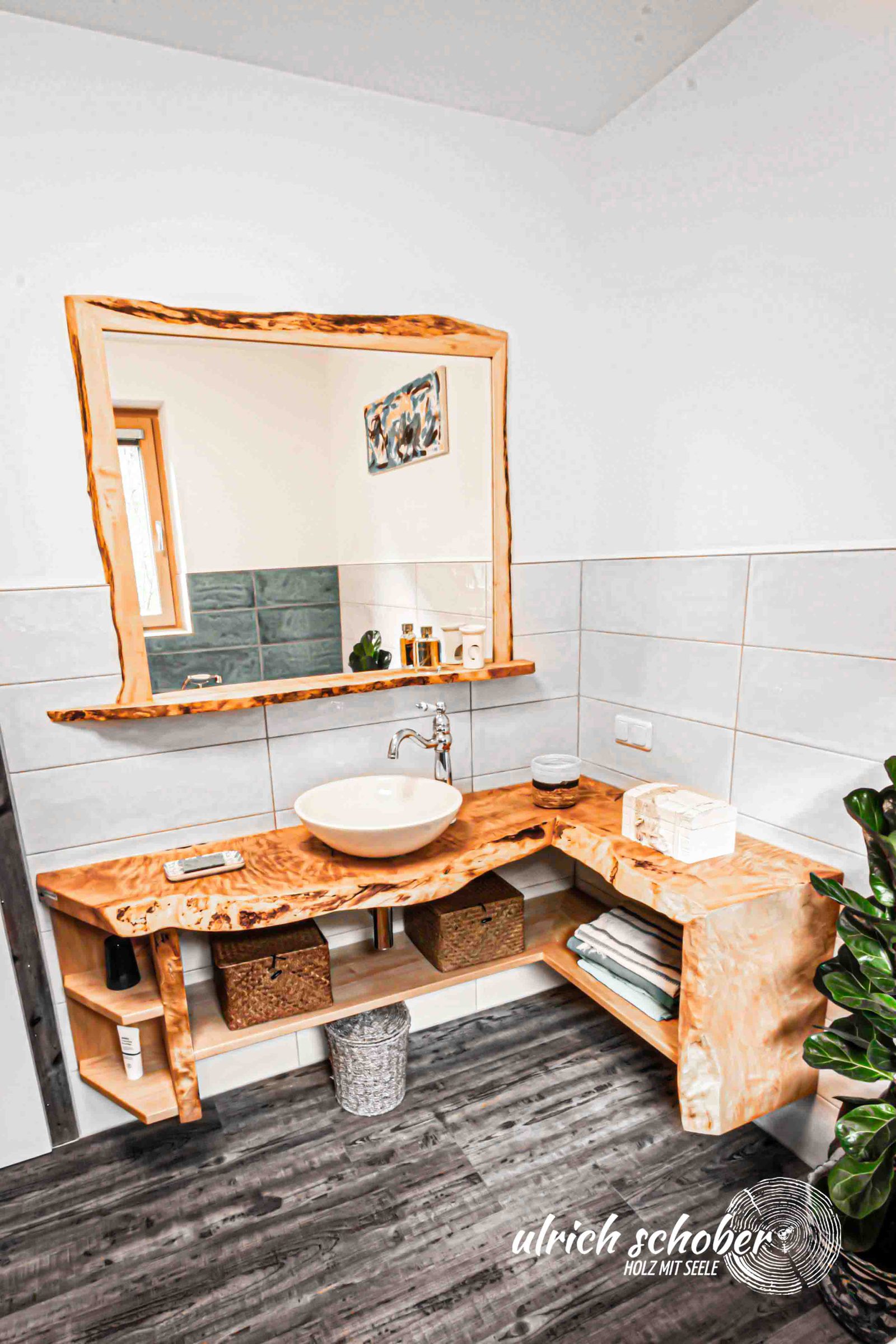 Badezimmer mit Holzwaschtisch und Spiegel mit Holzrahmen