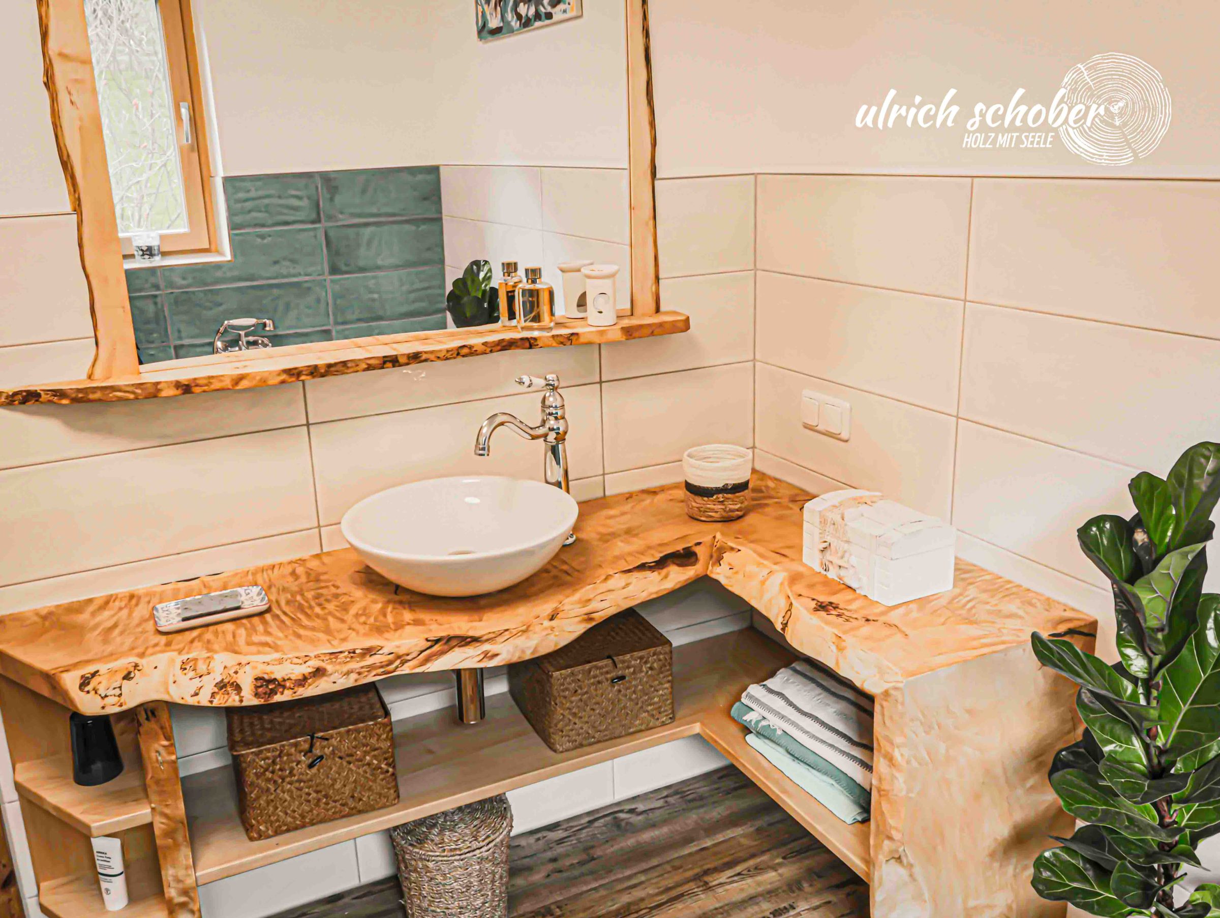 Eck-Waschtisch aus Holz mit Baumkante und Aufsatzbecken