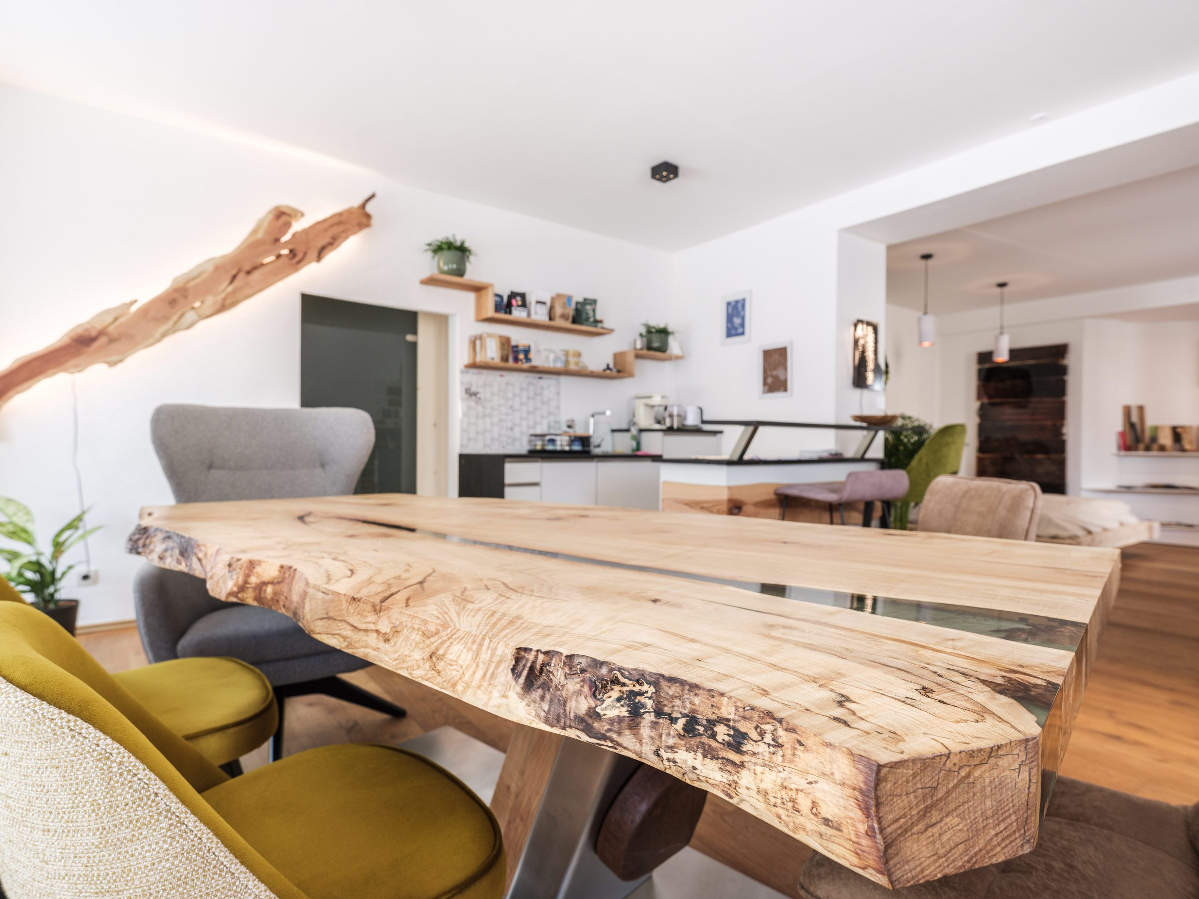 Tisch mit Baumkante und Harz im Showroom