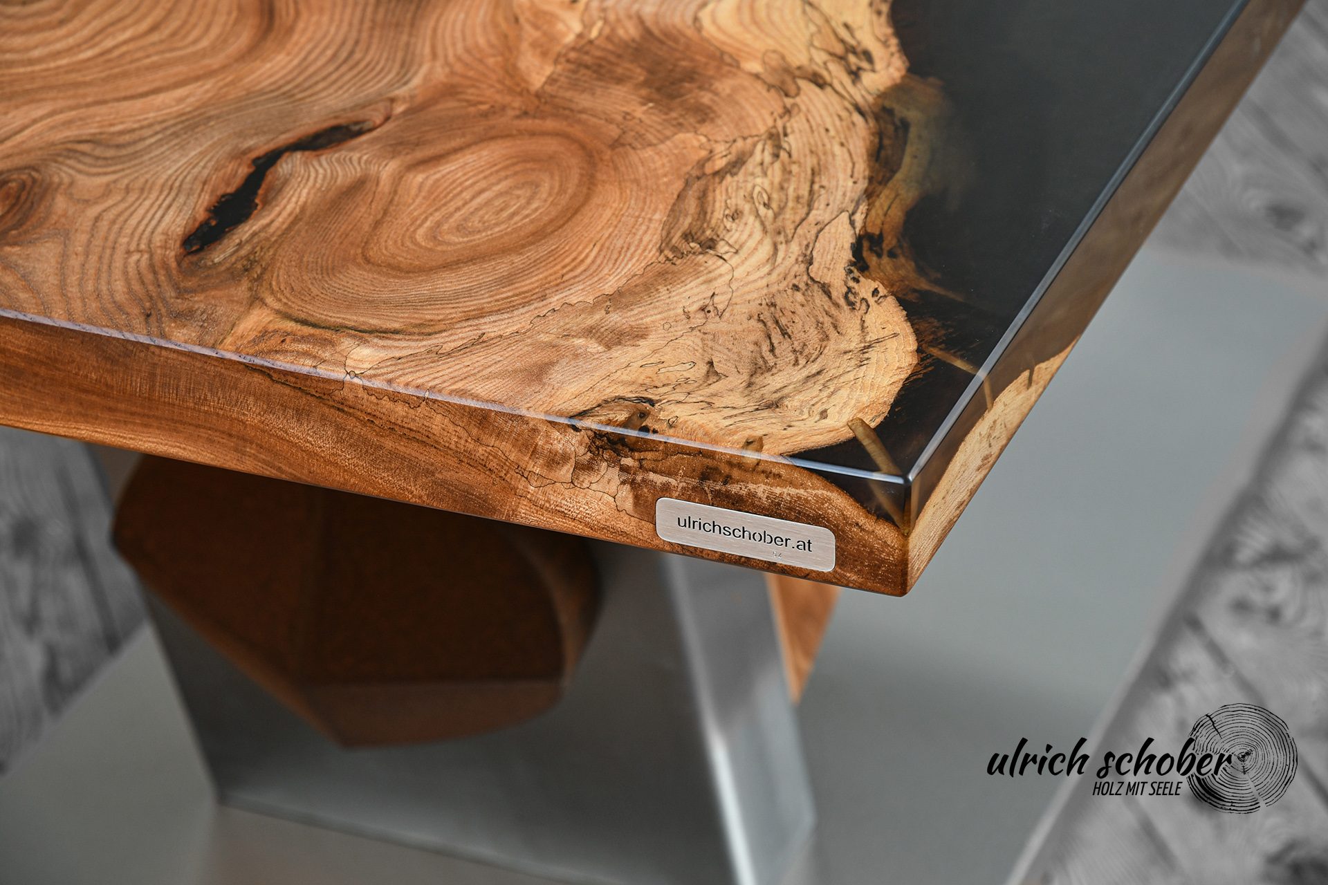 Nahaufnahme der Maserung mit Holzaugen