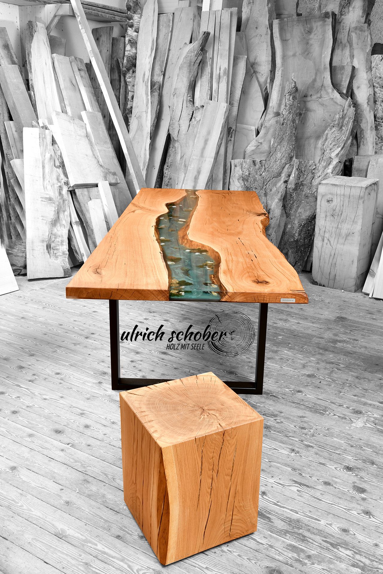 Tisch und Hocker aus einem Holzblock in der Werkstatt